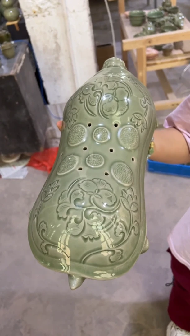 耀州窑青瓷长寿龟枕头