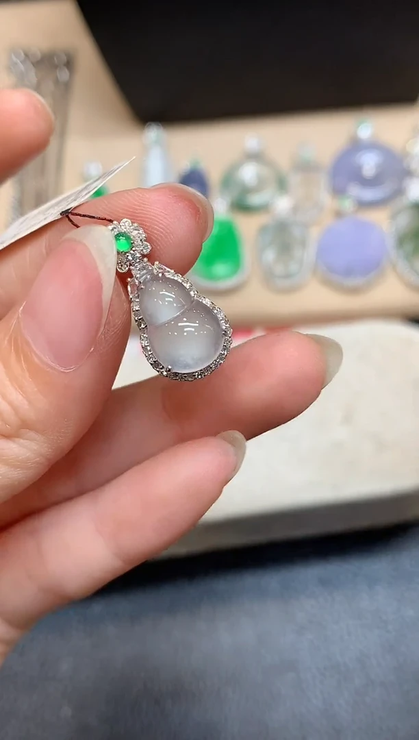 颈饰18K金镶嵌翡翠葫芦【无服务费