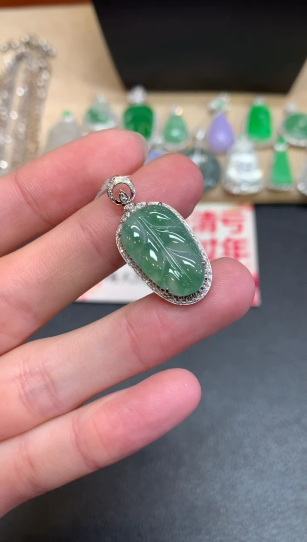 【闪购商品】翡翠颈饰18K金镶嵌叶子【无服务费】