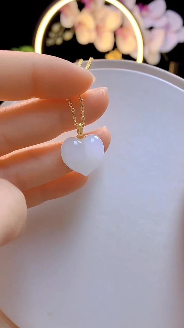 吊坠(赠链)18K金镶嵌和田玉白玉爱心桃