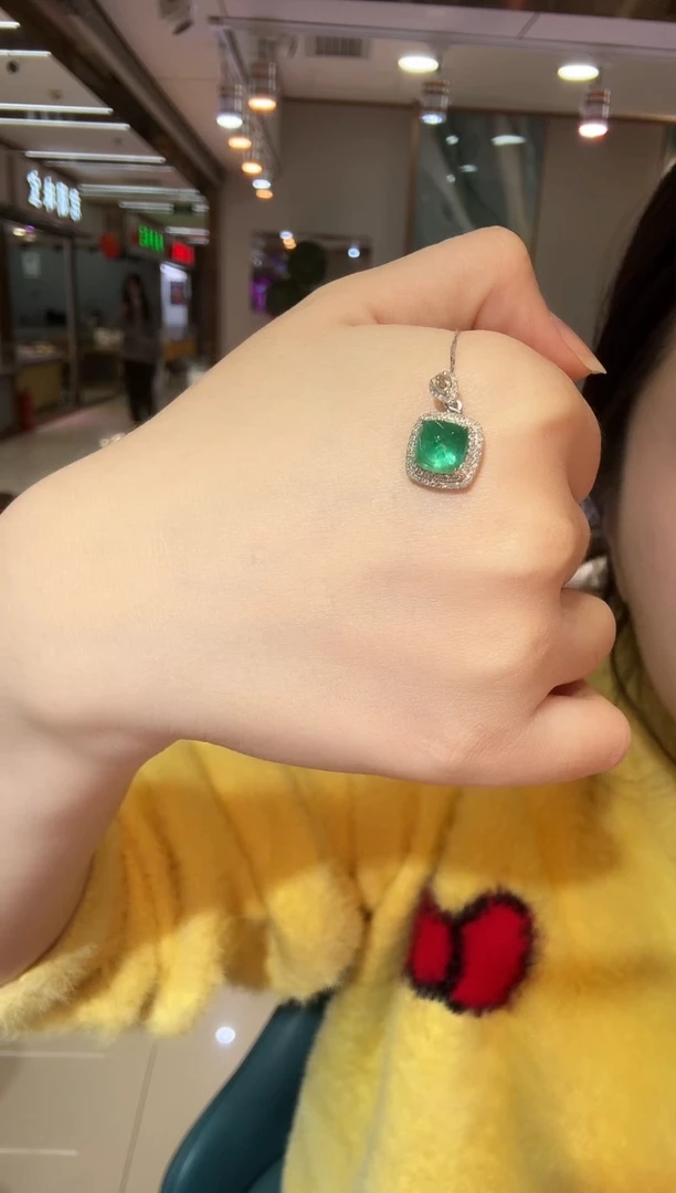 18K金镶嵌吊坠（不含链）祖母绿1.68ct