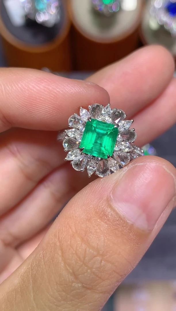 18K金镶嵌戒指祖母绿1.3ct