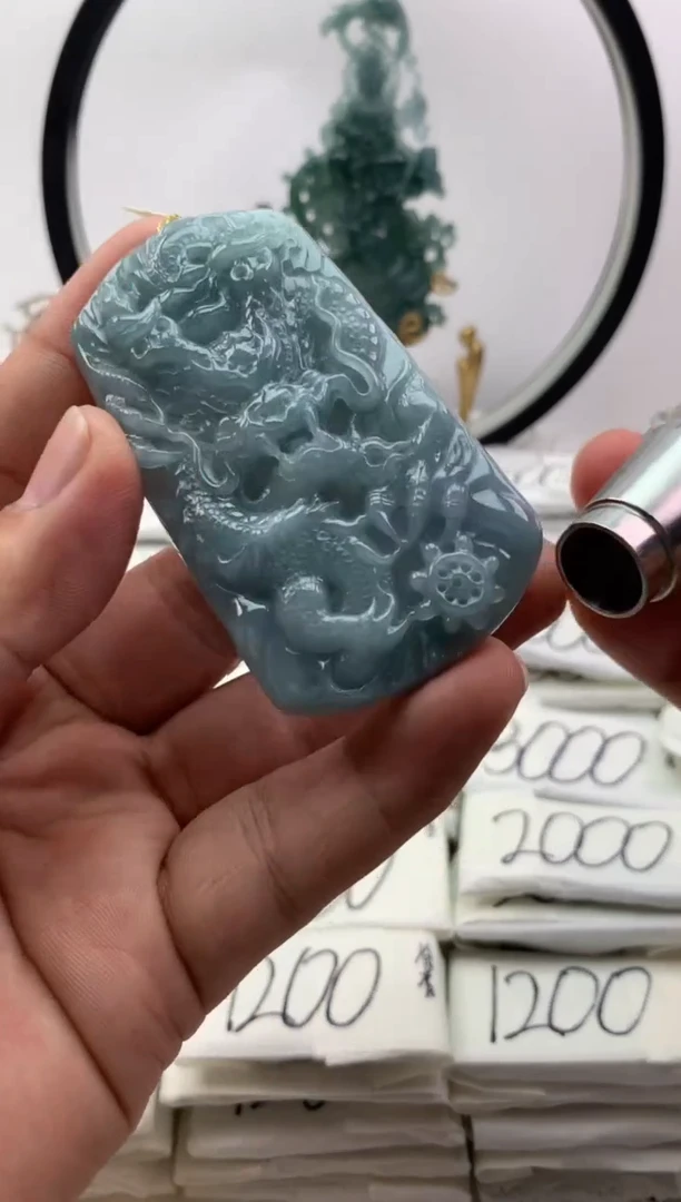 翡翠未镶嵌颈饰龙牌