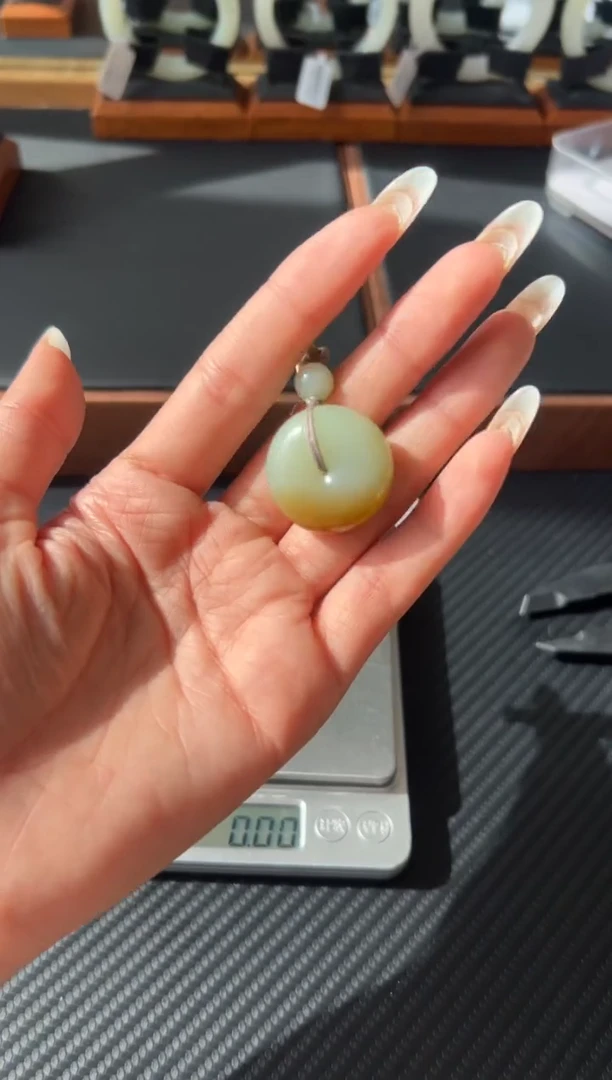 吊坠(赠链)未镶嵌和田玉若羌微色差平安扣