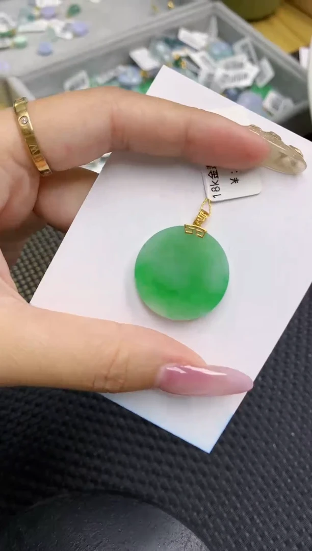 翡翠18K金镶嵌颈饰1111111111
