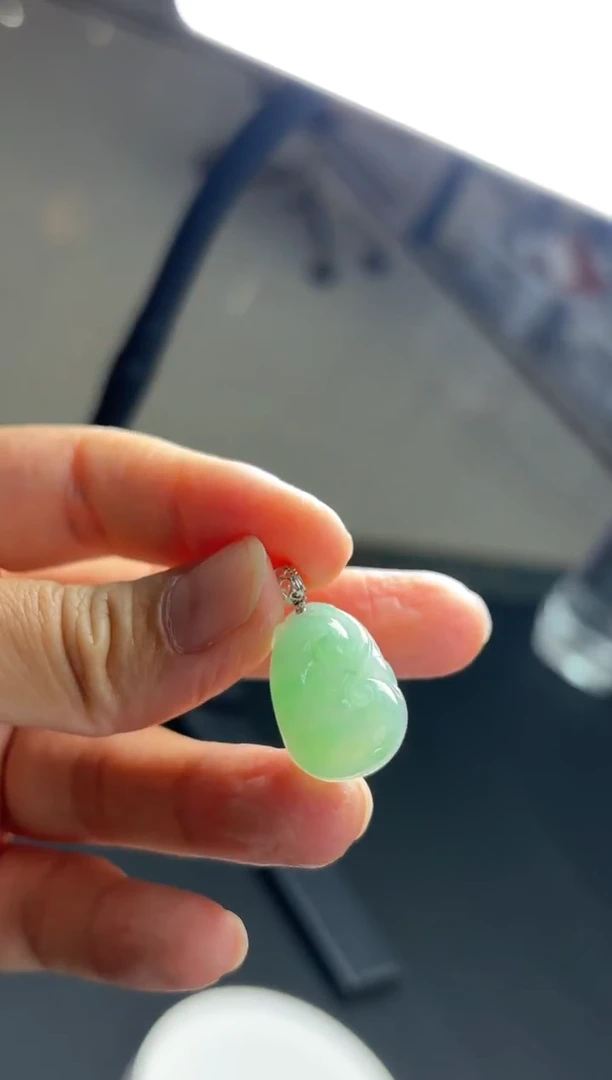 颈饰18K金镶嵌翡翠如意