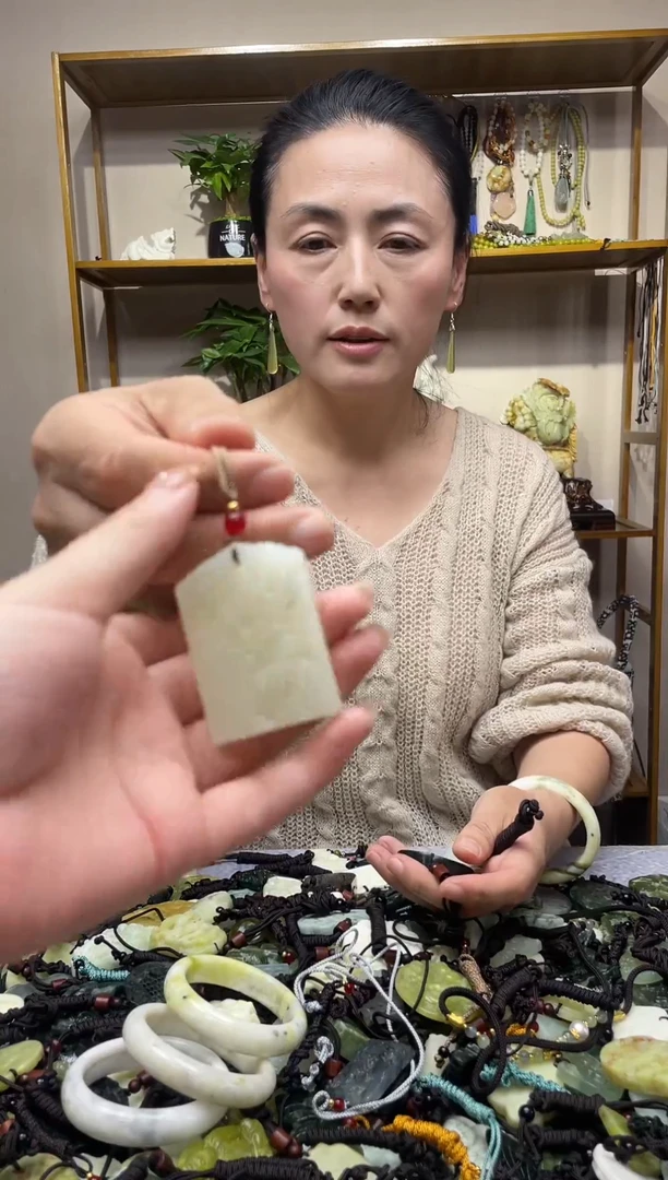 未镶嵌岫玉吊坠`