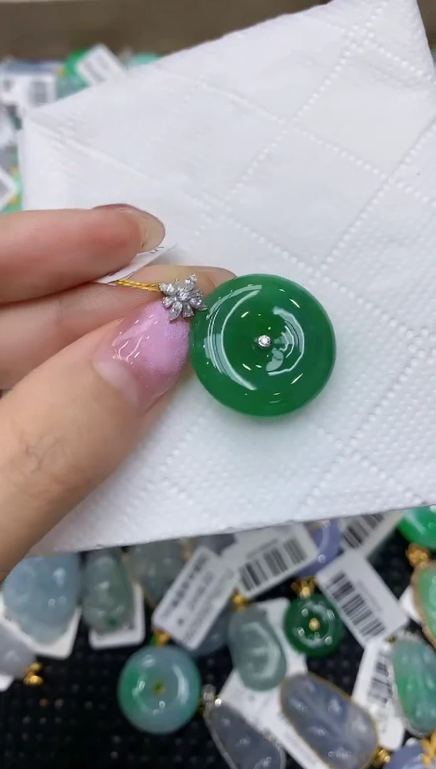 翡翠18K金镶嵌颈饰111111111