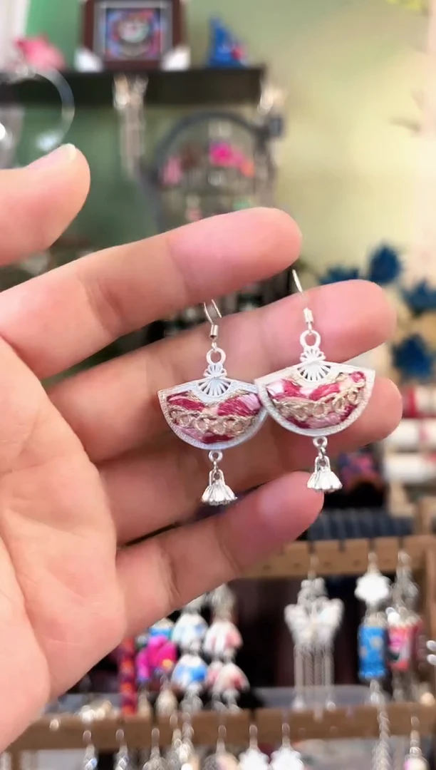 彩云南阁非遗老绣苗银饰品114