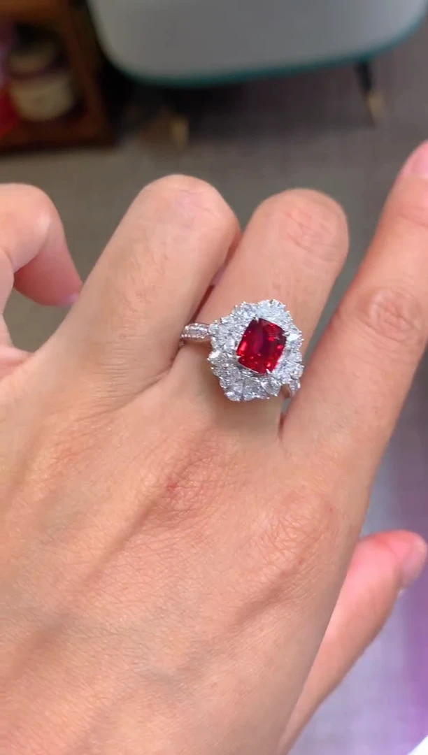 18K金镶嵌戒指红宝石1.53ct 无烧鸽血红