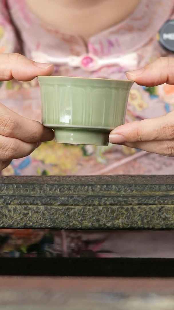 龙泉青瓷芭蕉纹马蹄杯