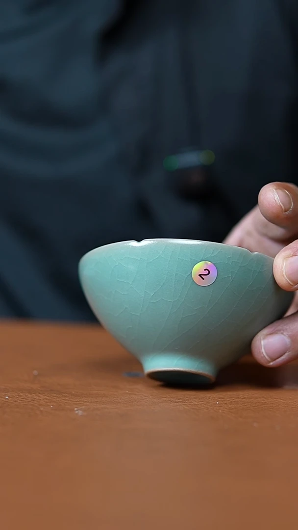 瓷片花*仿古翡翠绿釉葵口杯瑕2