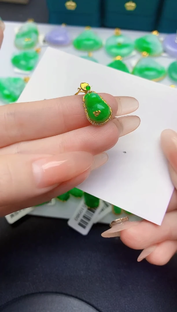 颈饰18K金镶嵌翡翠缅甸天然翡翠A货