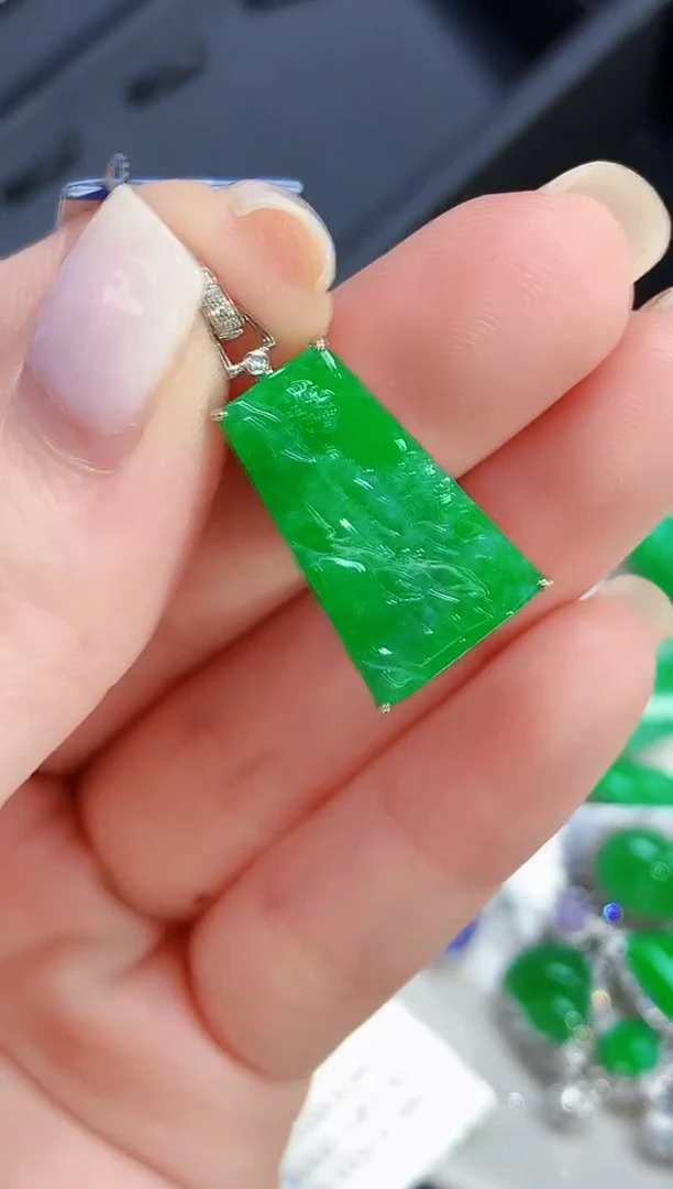 吊坠(不含链)18K金镶嵌翡翠L0802多样性发其一