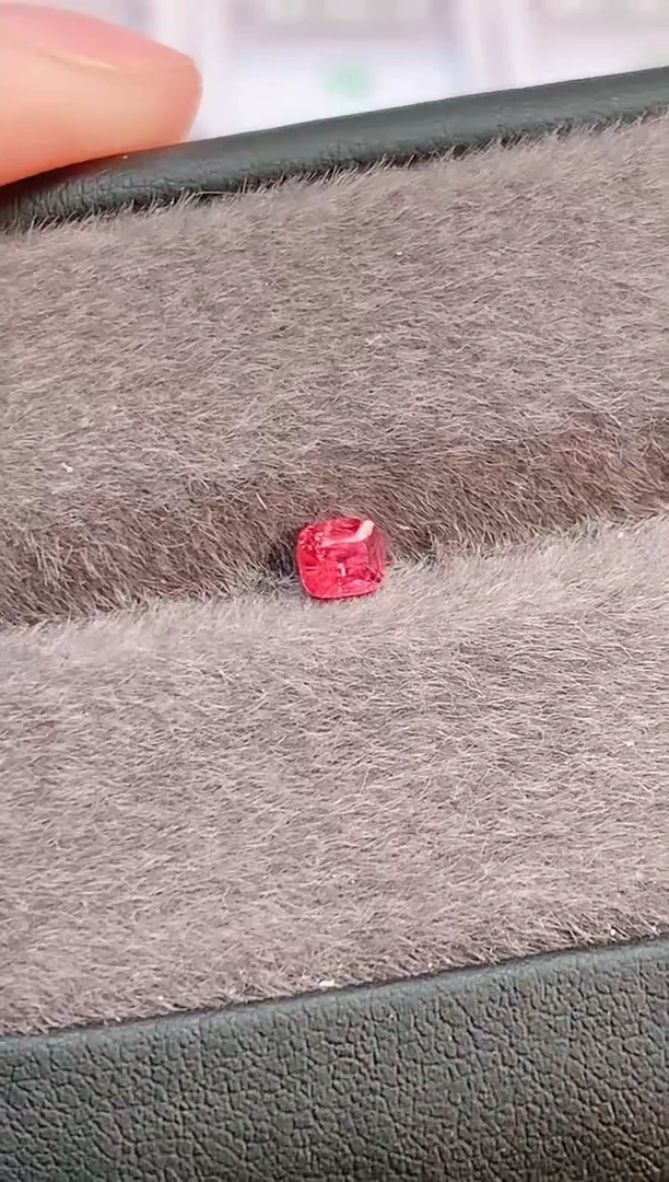 裸石尖晶石是****～0.33-0.01天然绝地尖晶石