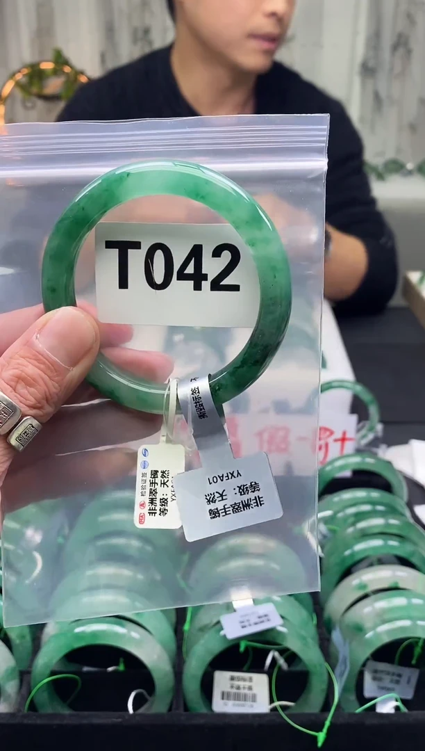 未镶嵌手镯石英质玉（非洲翠）56圈口T042