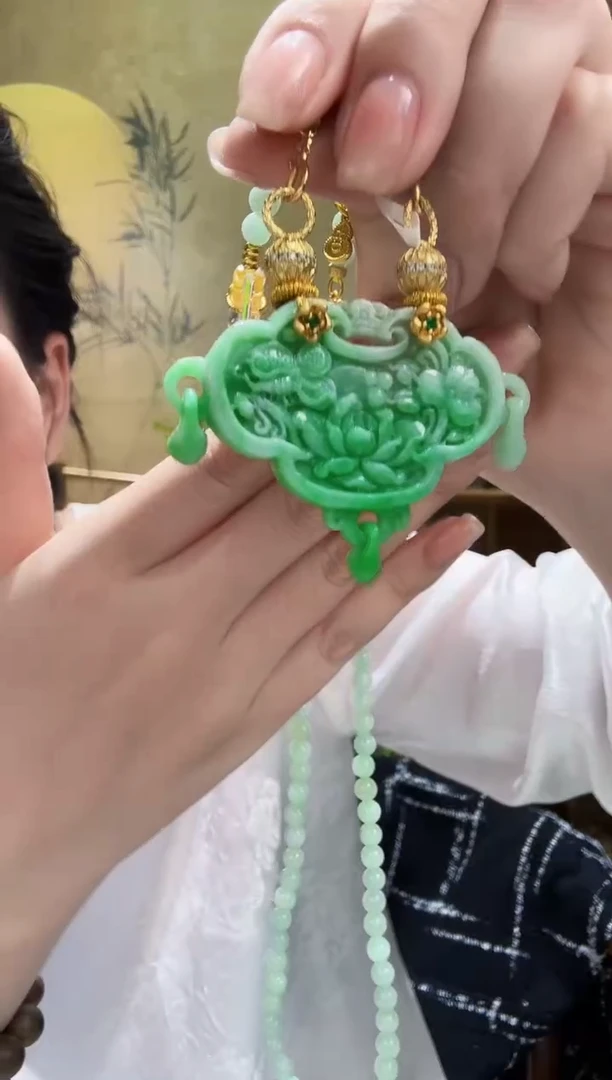 颈饰未镶嵌翡翠吊坠
