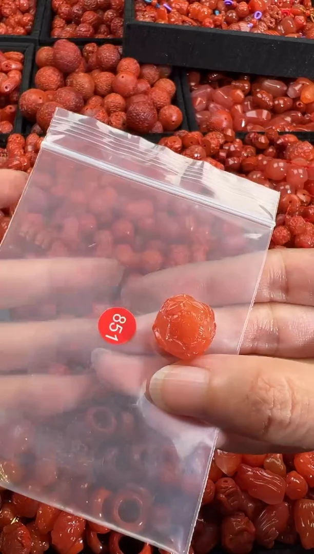 南红玛瑙未镶嵌颈饰1
