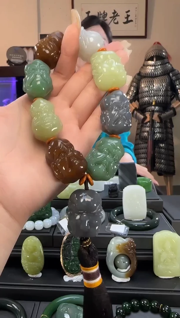 颈饰未镶嵌和田玉神***菜多宝十八罗汉手持