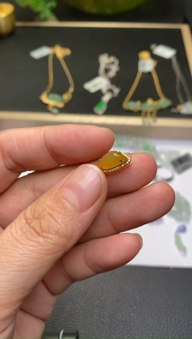 颈饰18K金镶嵌翡翠净货39055