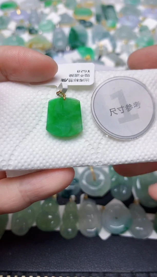 颈饰18K金镶嵌翡翠天然缅甸A货翡翠