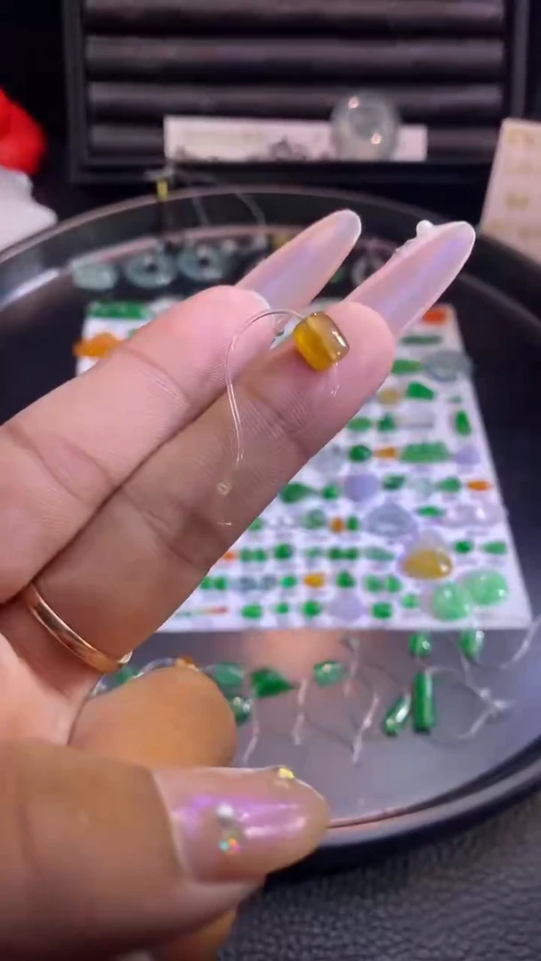 翡翠挂件未镶嵌珠子