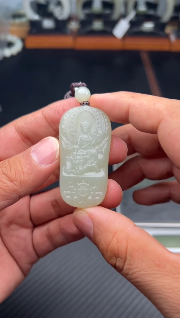 吊坠(赠链)未镶嵌和田玉且末微色差近矿