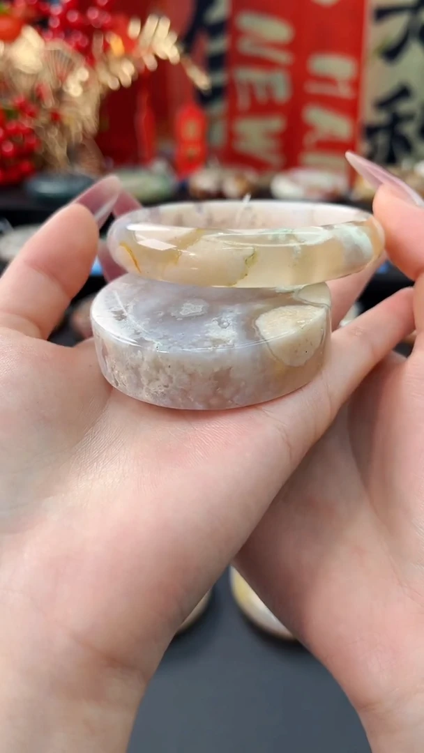 【闪购商品】石英质玉手镯未镶嵌赠送镯心（55圈口）无证书