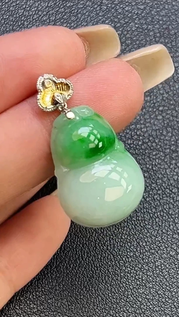 颈饰18K金镶嵌翡翠葫芦