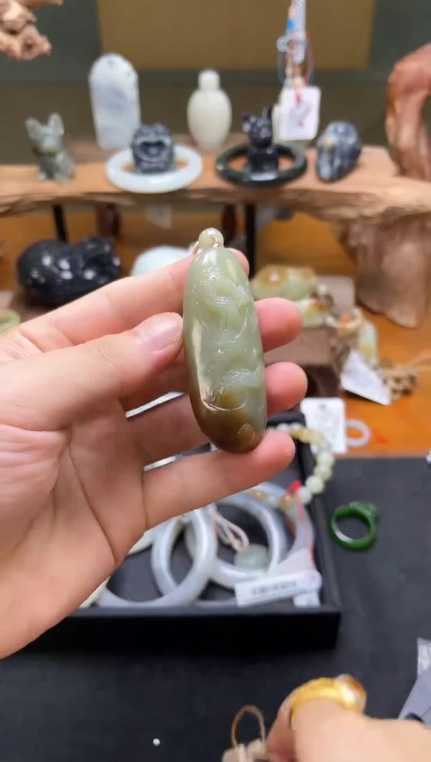 和田玉未镶嵌吊坠(不含链)若羌糖黄 随形龙 特价不退
