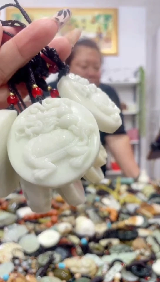 未镶嵌岫玉吊坠多样性发货发其中一件