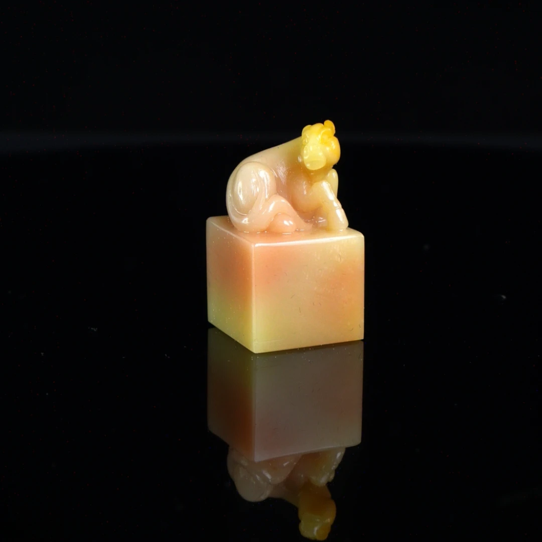 Lot.2.寿山石松柏岭一马当先印章30.4克2.1x2.1x3.9cm