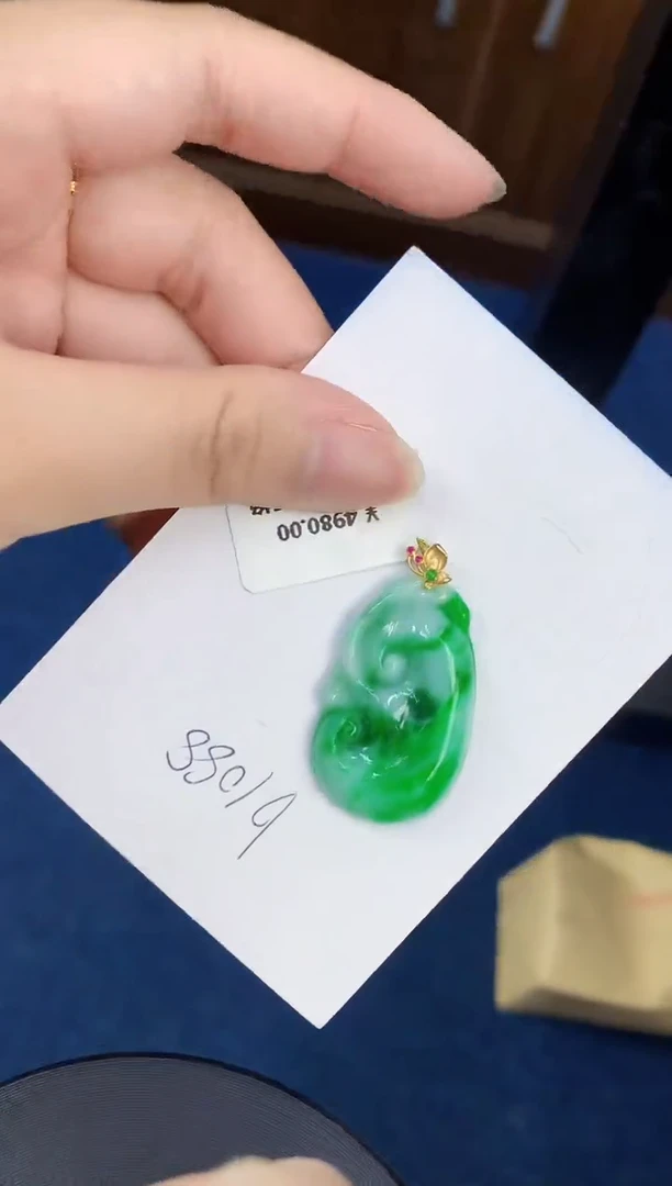 翡翠18K金镶嵌颈饰天然缅甸A货翡翠