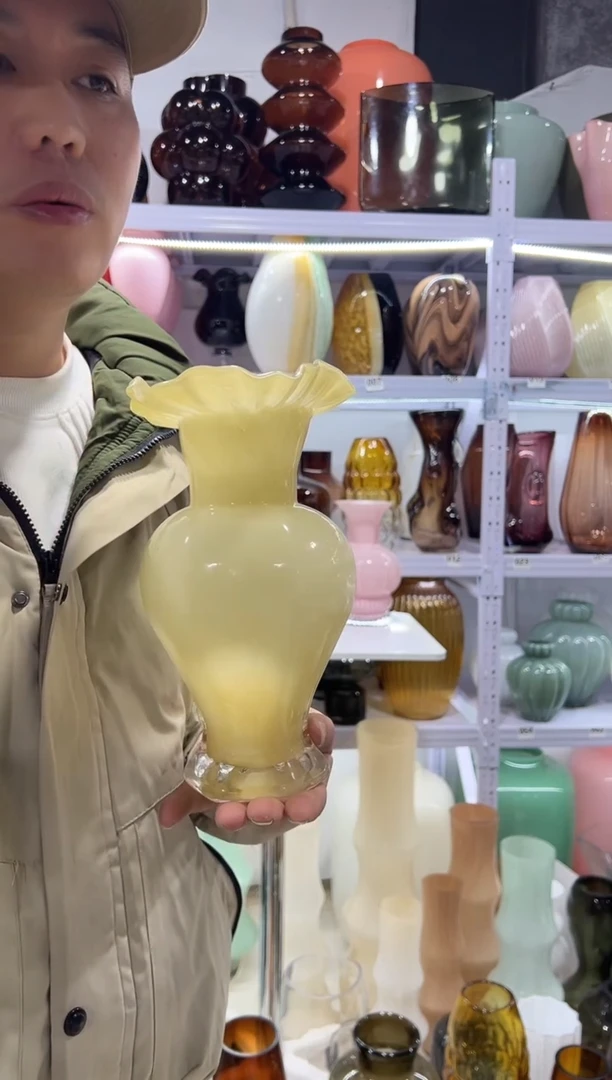 黄色美人瓶微瑕介意勿拍