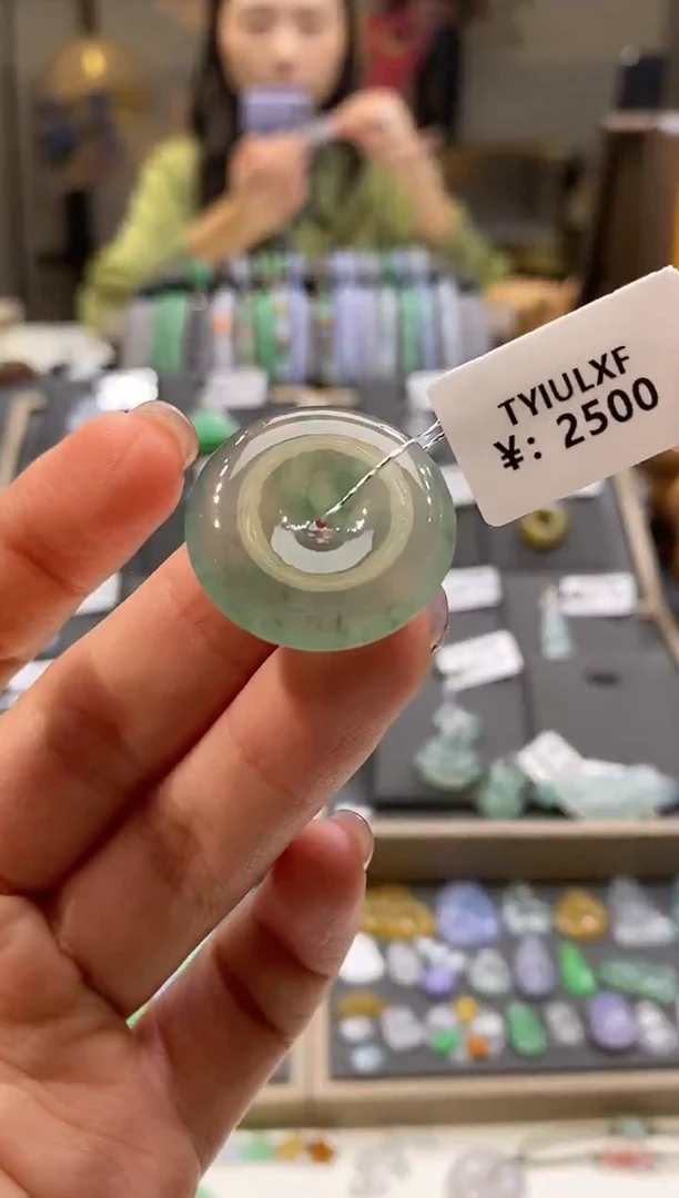 颈饰未镶嵌翡翠平安扣