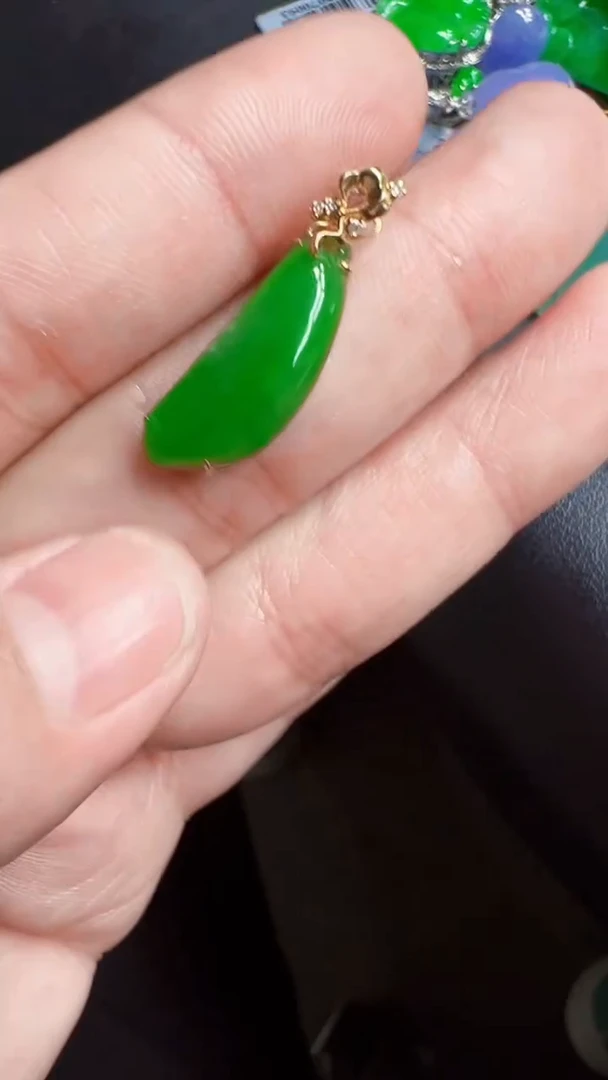 颈饰18K金镶嵌翡翠瓜