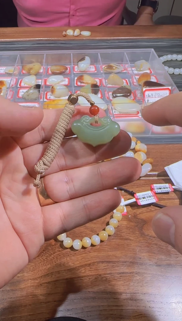 未镶嵌和田玉挂件T****N和田玉多样性发其一