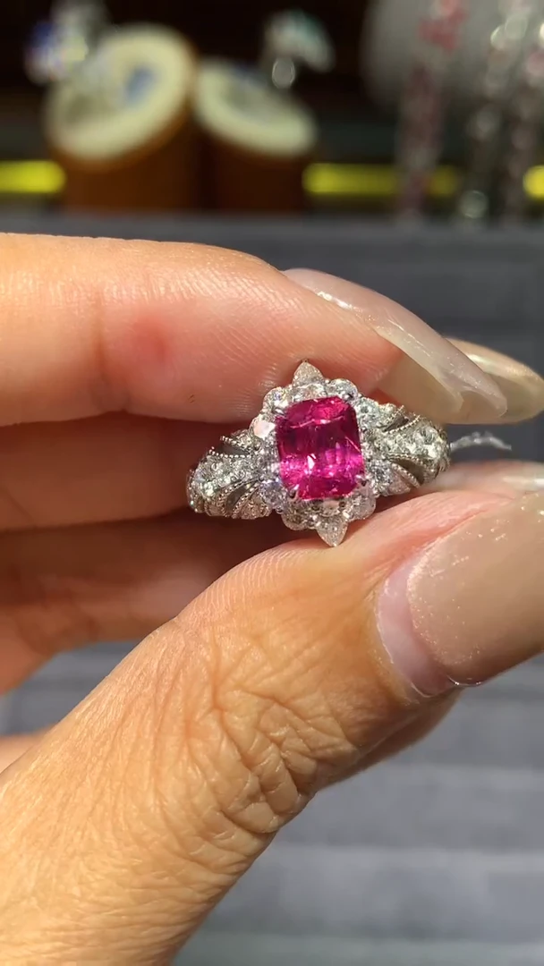 18K金镶嵌戒指尖晶石1.62ct