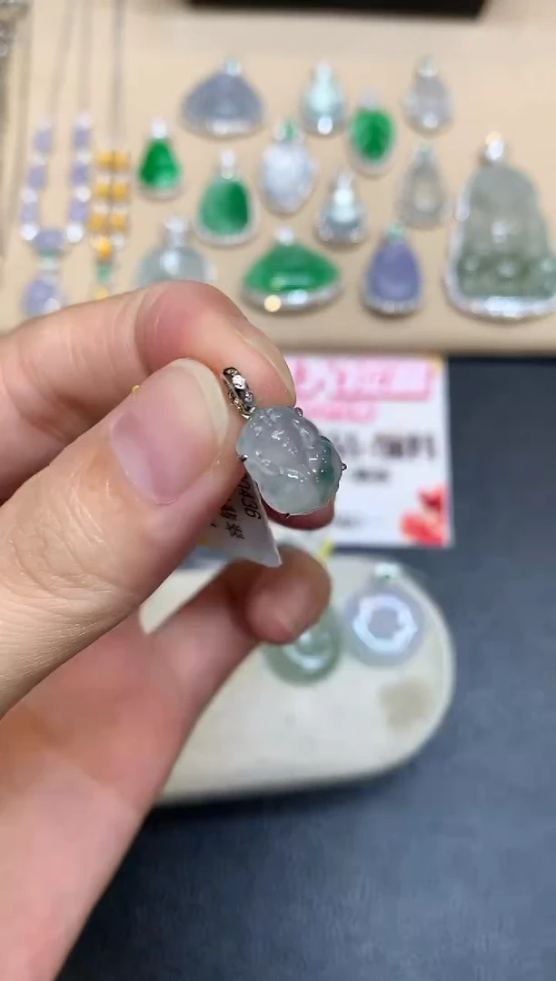 颈饰18K金镶嵌翡翠貔貅【无服务费【48小时鉴赏期】