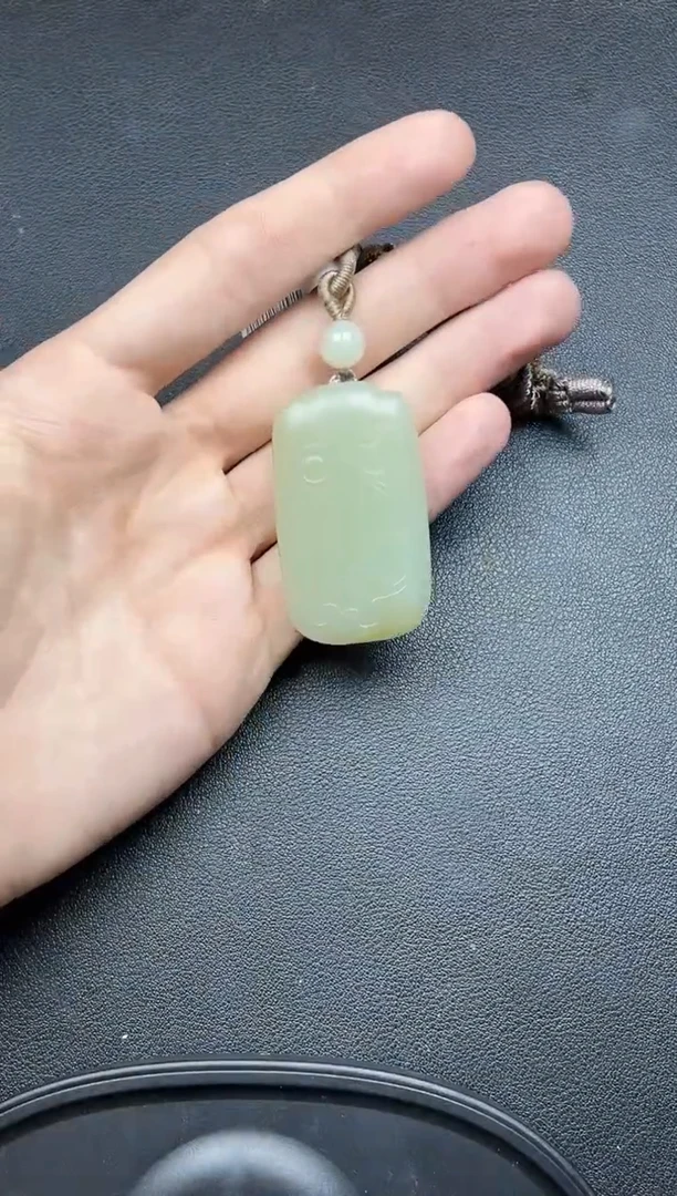 吊坠(赠链)未镶嵌和田玉且末微色差迪克兰二细吊坠j