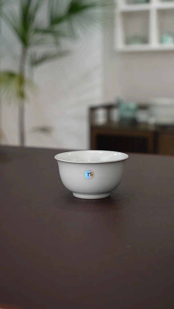 75号月白压手杯微瑕开片    洁