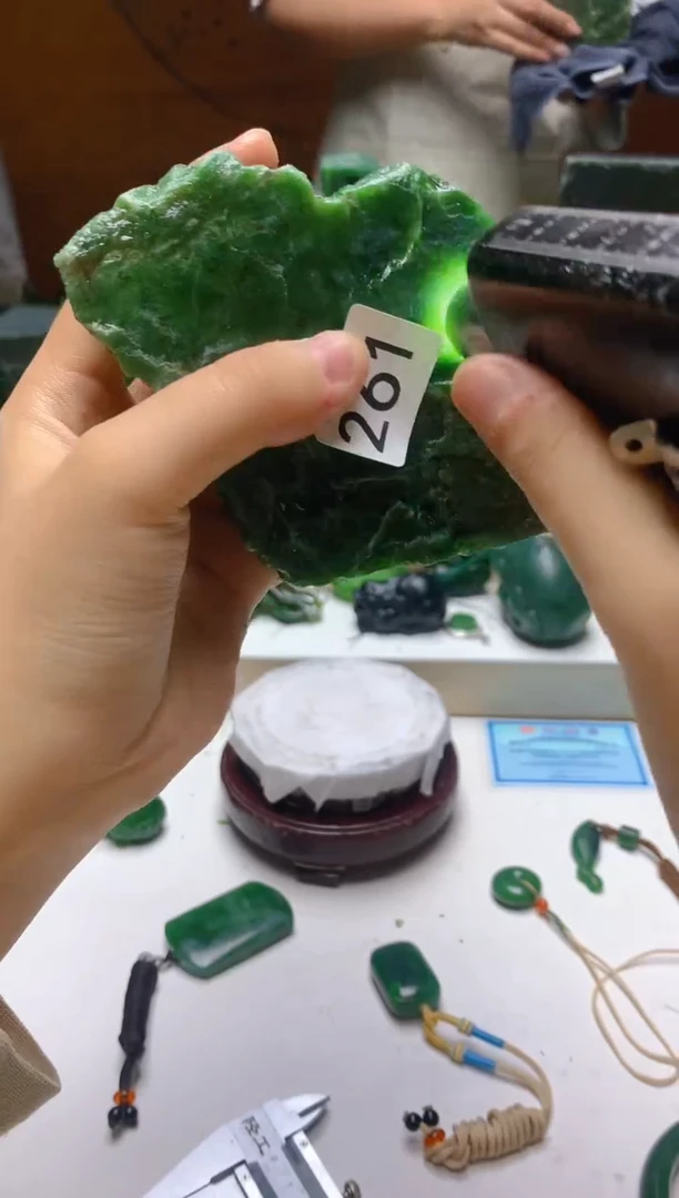 未镶嵌和田玉（碧玉）珠宝半成品0