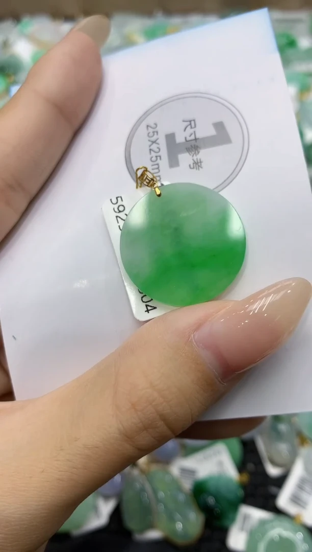 颈饰18K金镶嵌翡翠111111111111