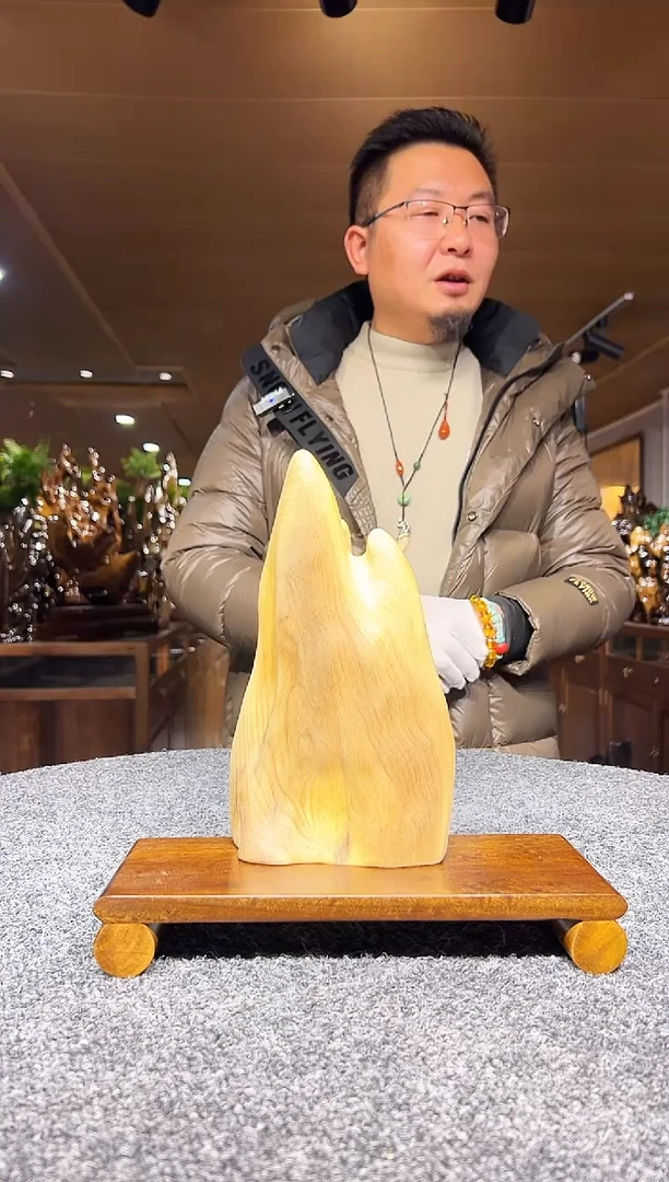 金丝楠木雕款潮***哥金丝楠木摆件
