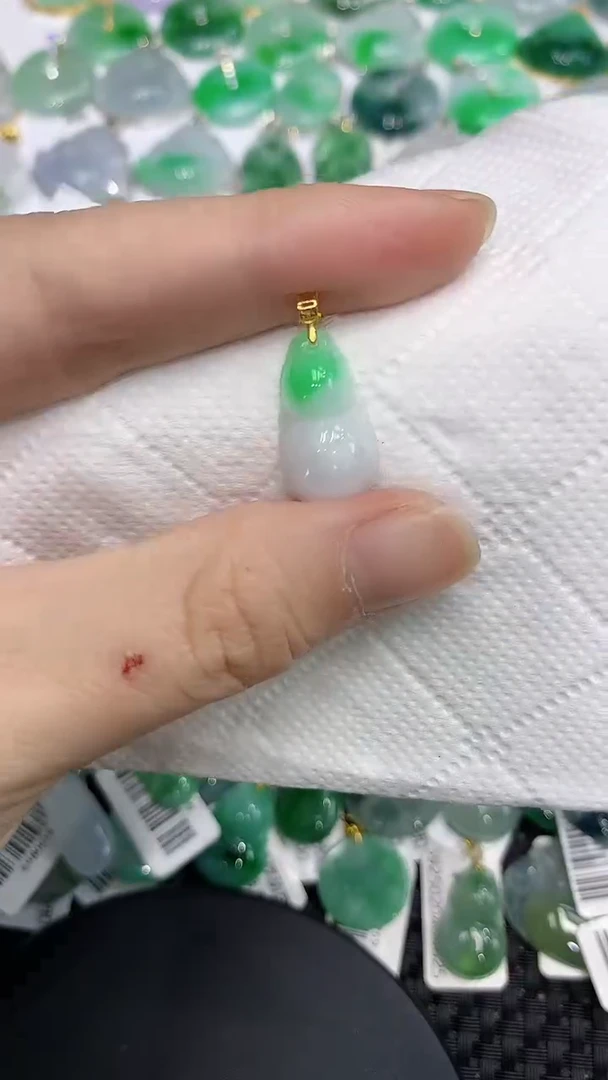 颈饰18K金镶嵌翡翠111111111