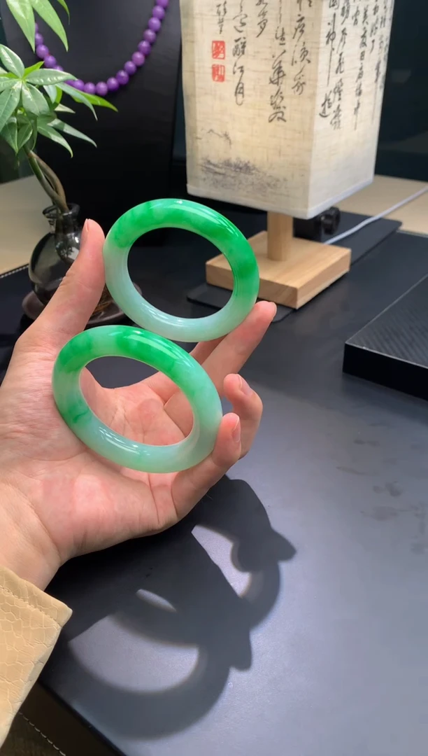 未镶嵌手镯翡翠天然缅A翡翠手镯57.9-57.4圆条对镯，两条总200w