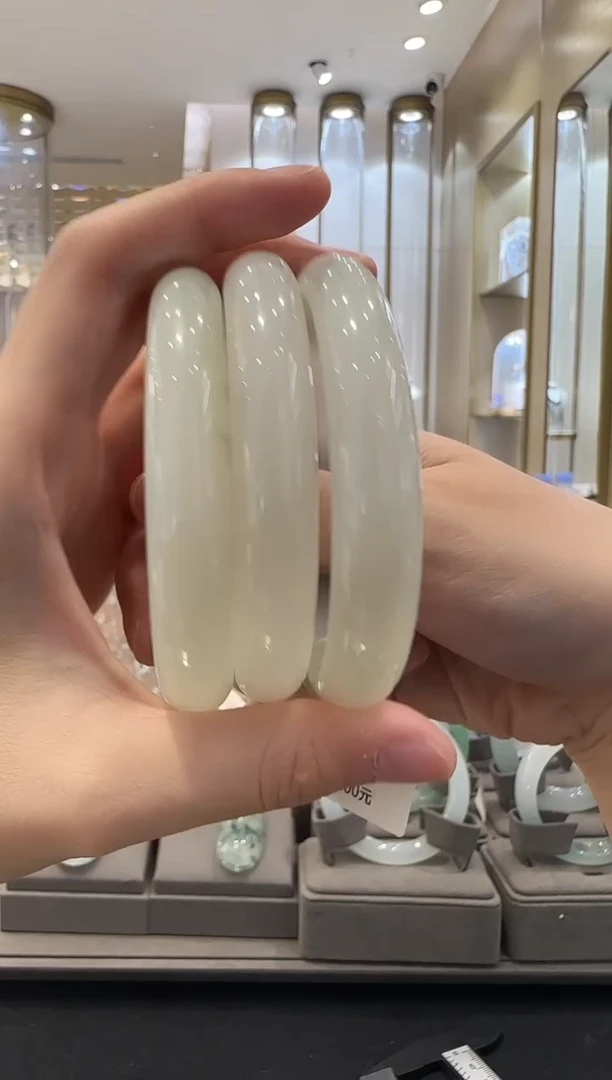 和田玉手镯未镶嵌57多样发一  圈口57-58  微棉