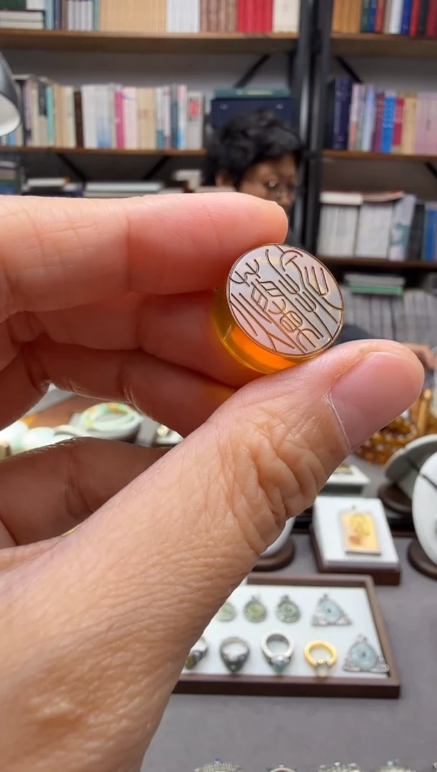 琥珀颈饰未镶嵌a***r背云