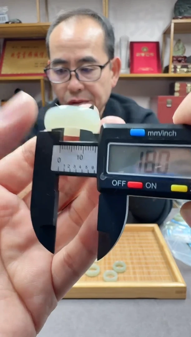 未镶嵌戒指和田玉18