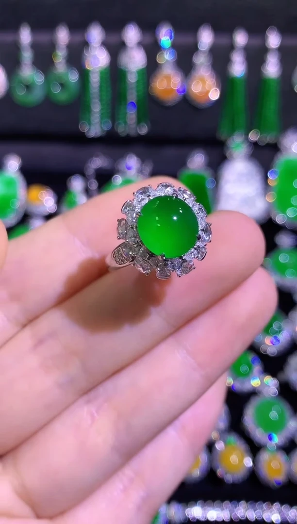 18K金镶嵌戒指翡翠高冰满绿蛋面